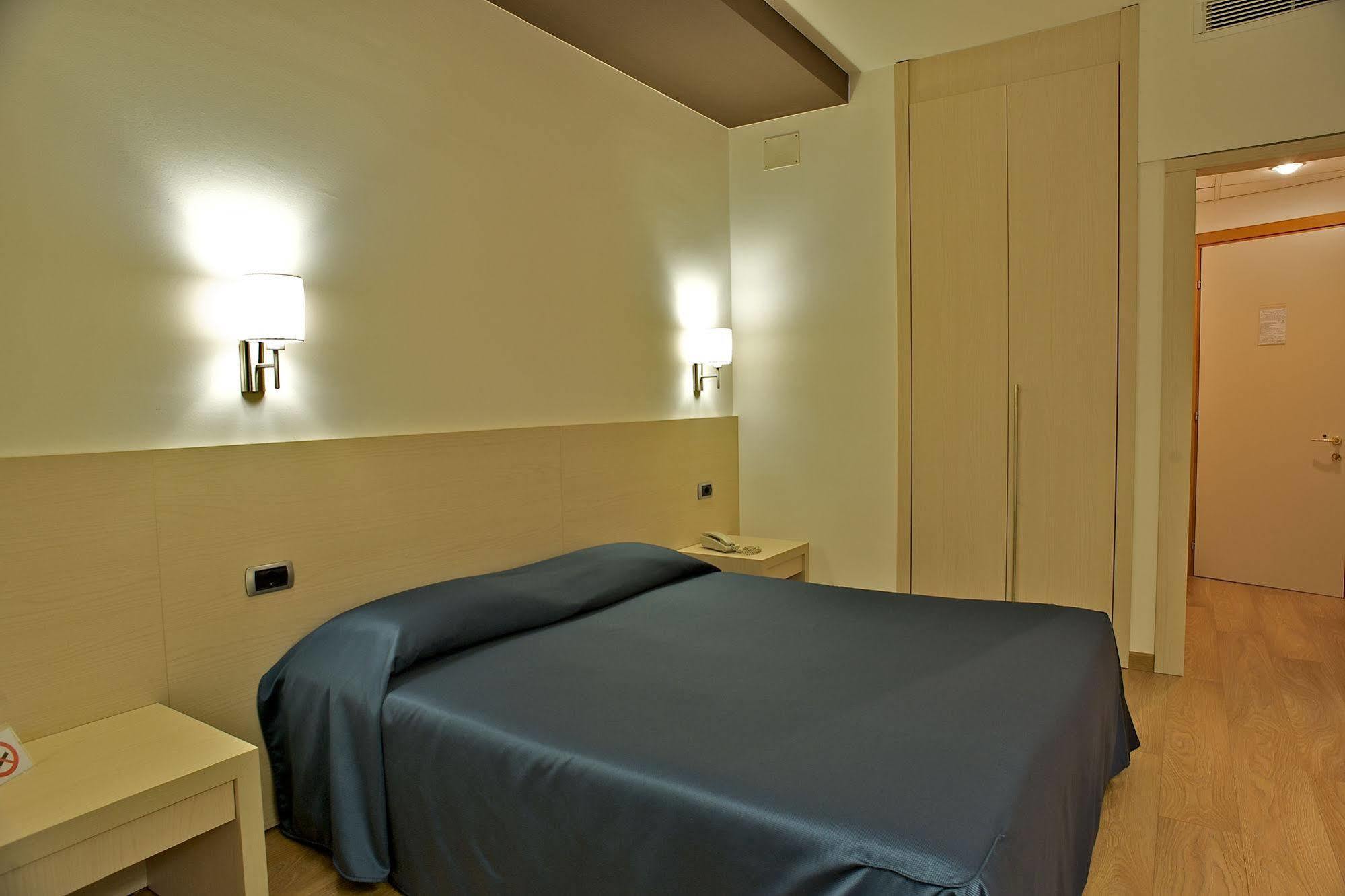 Sam Hotel Монфальконе Экстерьер фото