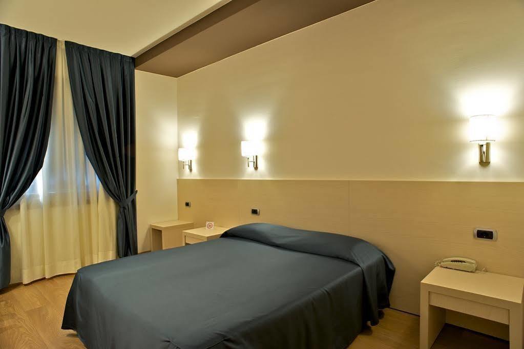 Sam Hotel Монфальконе Экстерьер фото